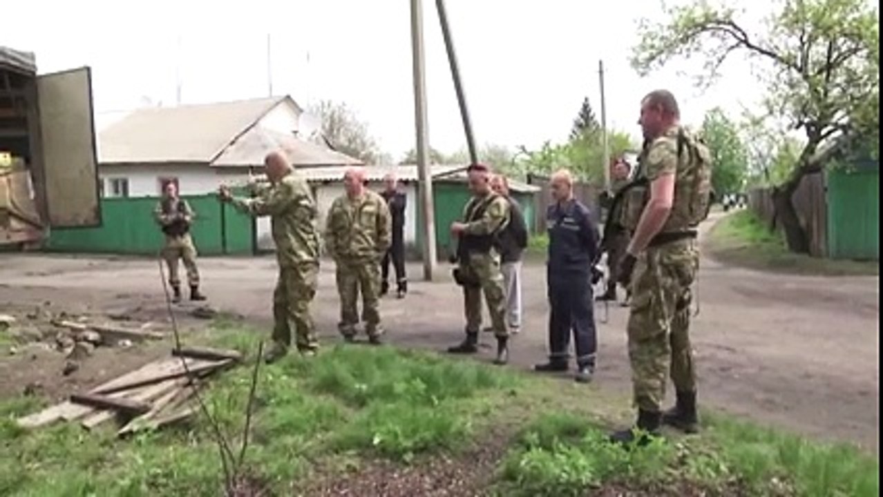 Москаль у вже звичній для нього формі не пустив до "ЛНР" 11 фур з продуктами (обережно, там багато нецензурних слів)