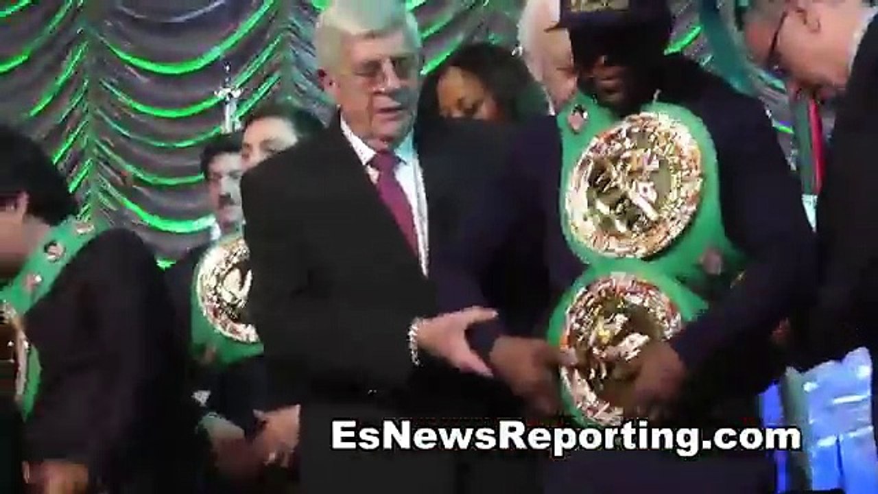 Mike Tyson Swings At Floyd Mayweather & Floyd Doesn't Even Flinch - EsNews Boxing