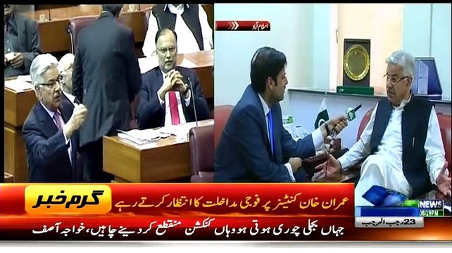 Khawaja Asif Imran Khan Par Baras Pary