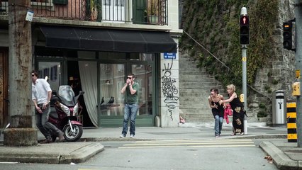 Tu vida corre riesgo si caminas viendo tu "smartphone"