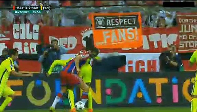 Robert Lewandowski Angry Because the Referee Give Him a Yellow Card - Bayern München vs Barcelona 12.05.2015