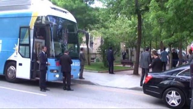 Davutoğlu, Vatandaşları Selamladı