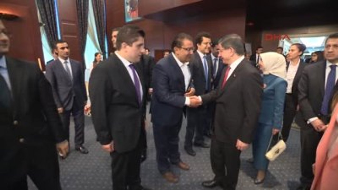 Başbakan Davutoğlu Engelli Kadının Okuduğu Şiiri Gözleri Dolarak Dinledi