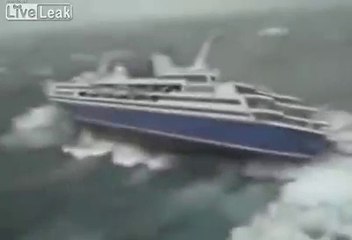 Yolcu gemisinin akılalmaz fırtınayla imtihanı