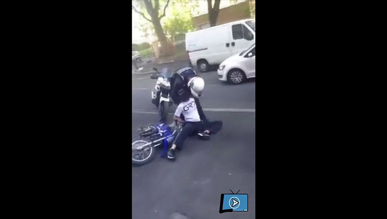 Ce Jeune Menotté s'Echappe et Coupe ses Menottes