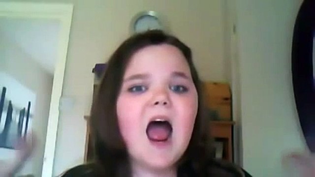 Mädchen dreht völlig durch weil sie die töne nicht trifft