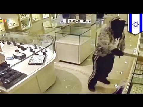 Store owner-self-defense video: Knife-wielding burglar chased out of jewellery store