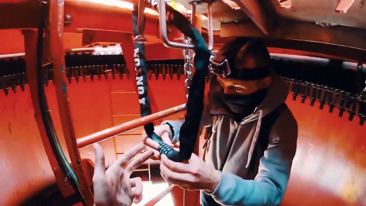 Dunya News - Terrifying moment fearless climbers scale world's second tallest skyscraper