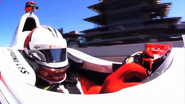 Crash terrible en Indy Car : le pilote Helio Castroneves sort indemne