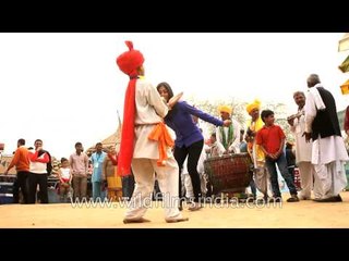 Tải video: Indian Girl does impromptu dance jig with folk dancer at Surajkund mela