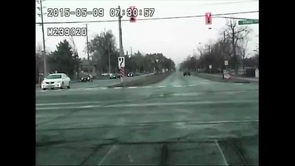 [2015-05-11] CLOSE CALL WHEN TRUCK RUNS RED LIGHT