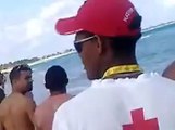 Grupo de cubanos ataca a un tiburón - Cubanos por el Mundo