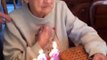 mamie centenaire (102 ans) perd son dentier en soufflant ses bougies