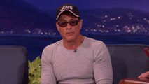 Jean-Claude Van Damme refait la danse du film Kickboxer chez Conan O'Brien