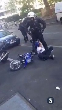 St-Denis : un jeune menotté échappe aux motards policiers
