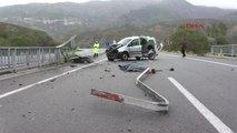 Sivas Hafif Ticari Araç Köprü Korkuluğuna Çarptı: 1 Ölü, 1 Yaralı