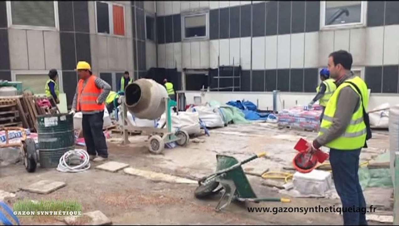 Le jardin de l'hôpital avec du gazon synthétique