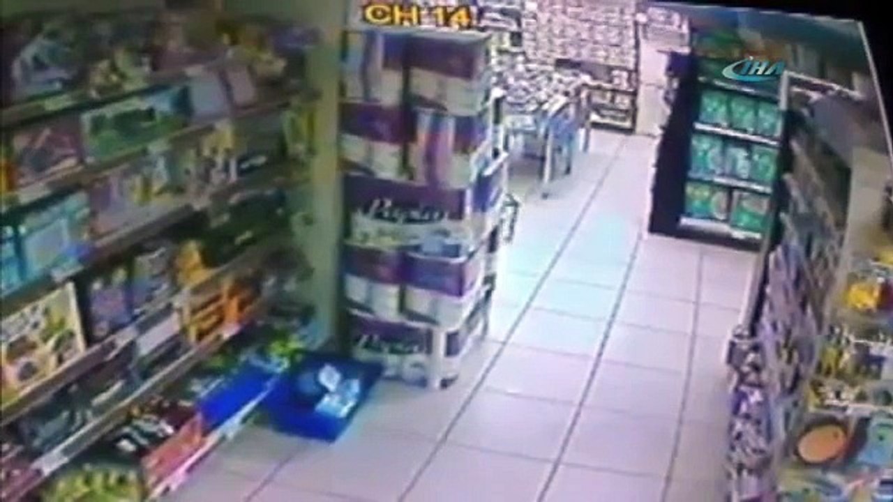 Bebek maması çalan hırsızlar kamerada !