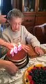 Mamie fête ses 102 ans et souffle ses bougies