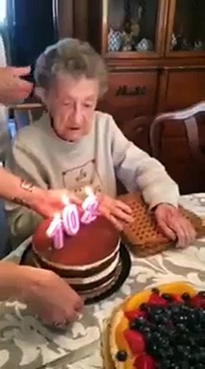 Mamie fête ses 102 ans et souffle ses bougies