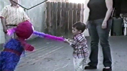 Pinata spiderman d'un enfant trop mignon