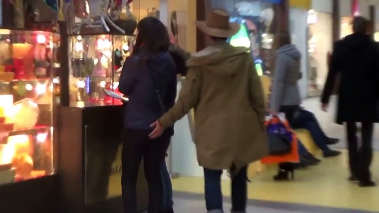Как надо трогать девушек за попу / How touch girls ass