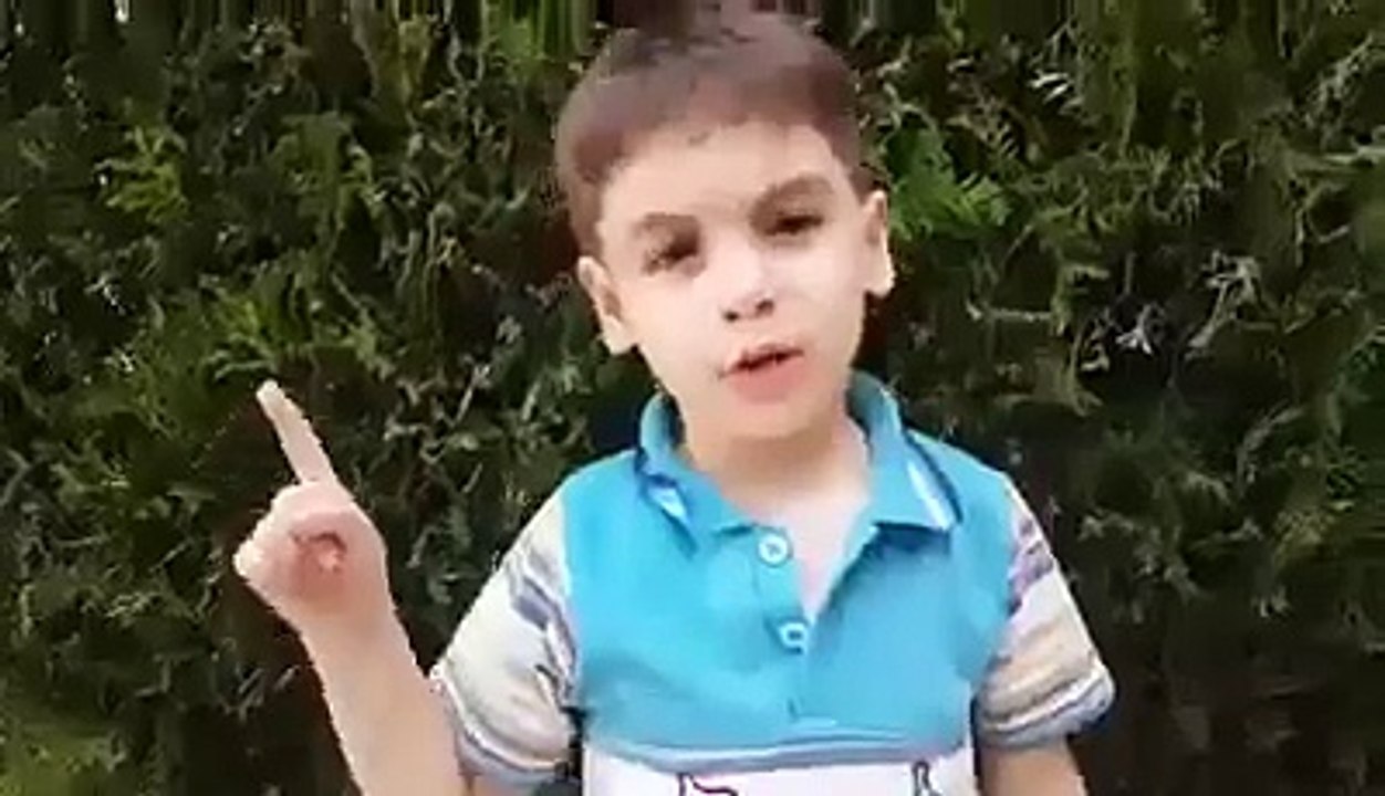 للنشر /// طفل من الخليل يقلد أبو عبيدة