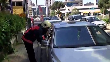 Genç kız lüks aracın içinde mahsur kaldı