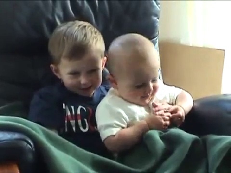 ufaklık abisinin parmağını ısırıyor-Charlie bit my finger