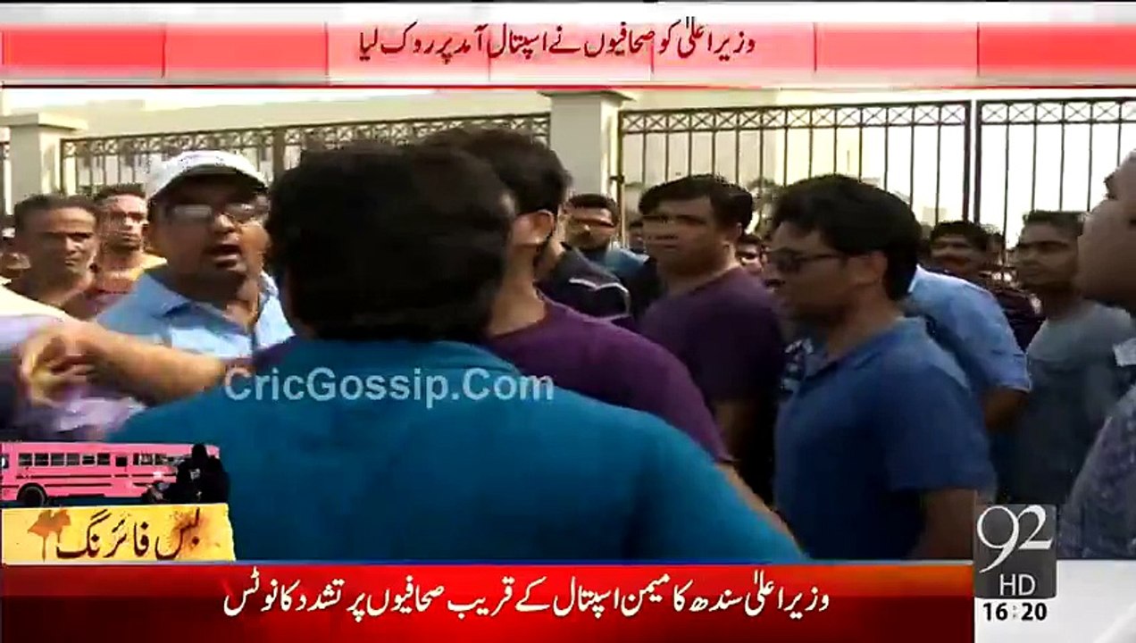 Some People Starts Fight With Journalist infront of Memon Hospital After CM Sindh Arrives