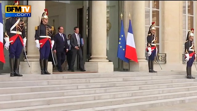 Manuel Valls fait le V de la victoire en sortant du Conseil des ministres