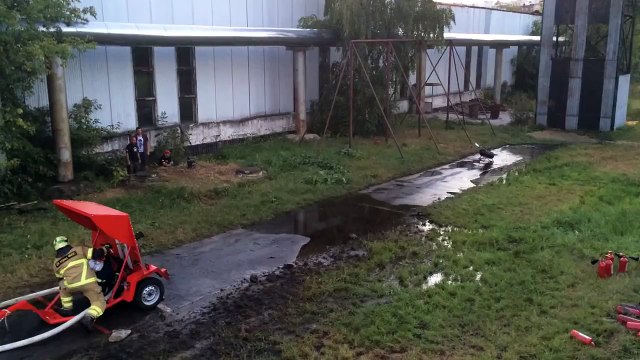El duelo entre un cañón de agua y un lanzallamas