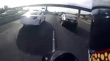 Un beau geste d'un motard