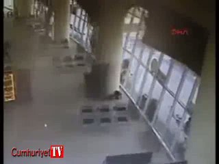 Otogarın tavanı böyle çöktü