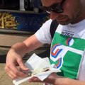 Un goéland vole la nourriture d'un homme (Pays-Bas)