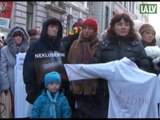 Medicīnas darbinieki protestē pie Saeimas