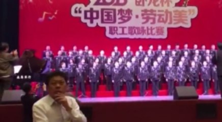 80 Kişilik Koronun Olduğu Sahne Çöktü