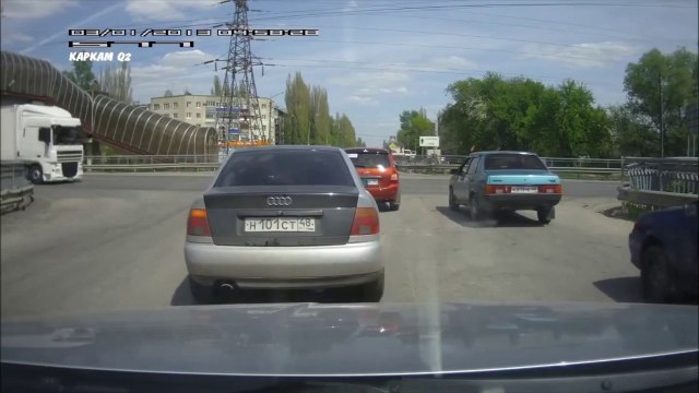 Не стартуй резко на зеленый! Авария 10 05 15 М4 Елец