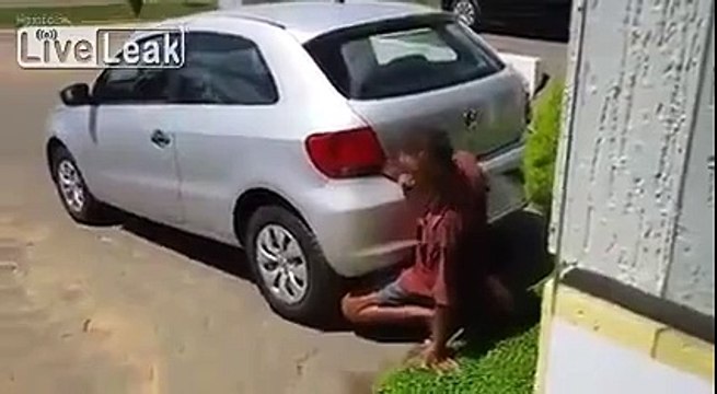 Arabayla cinsel ilişkiye giren adam