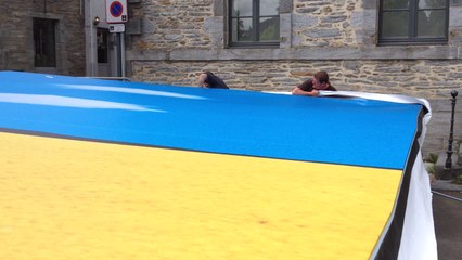 Installation de la grande photo du festival