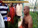 Thief tries to rob newly wed couple, thrashed in Tirumala