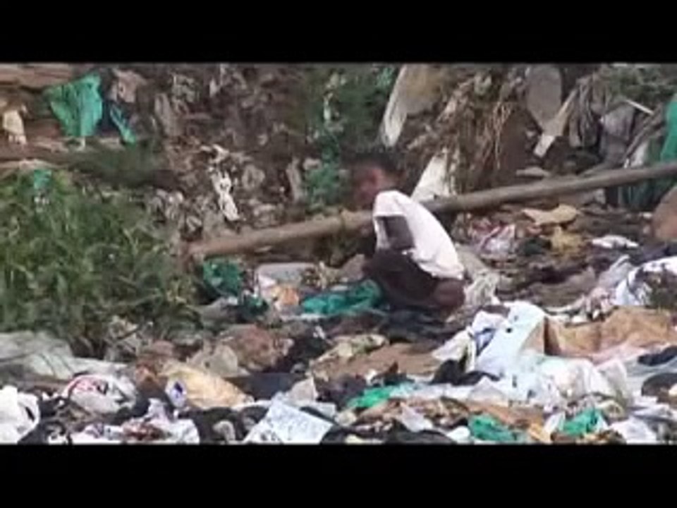 Poor Kenyan mother giving birth to her baby on floor!!