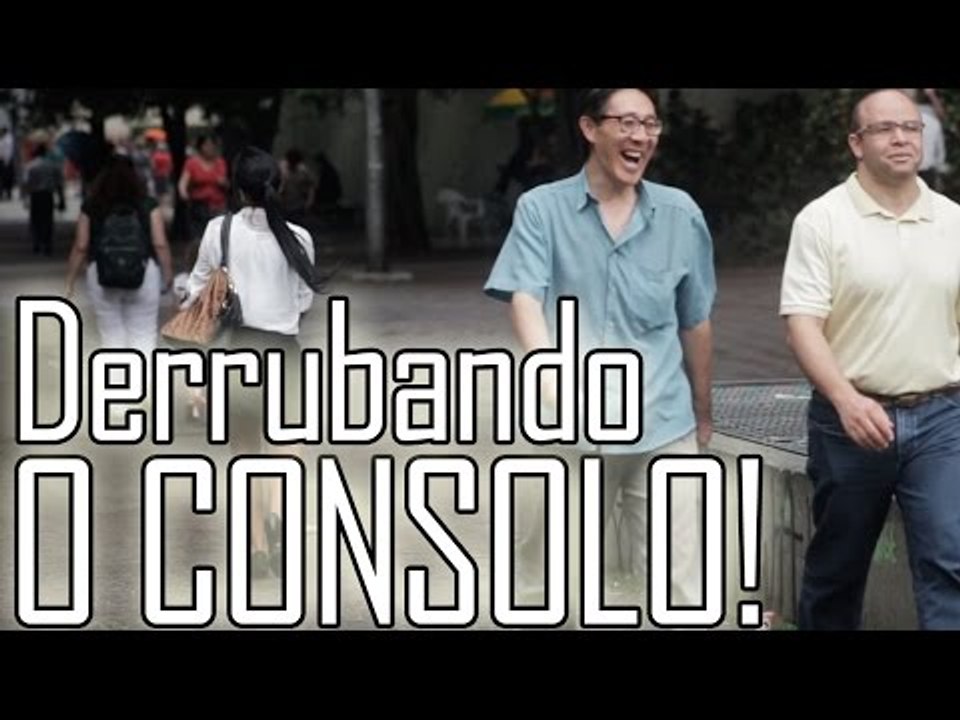 MULHER DERRUBANDO O CONSOLO