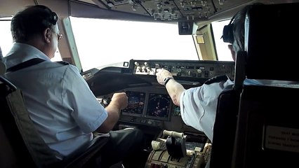 Air New Zealand B777-200 landing from flight deck