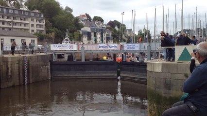 Les bateaux quittent le port