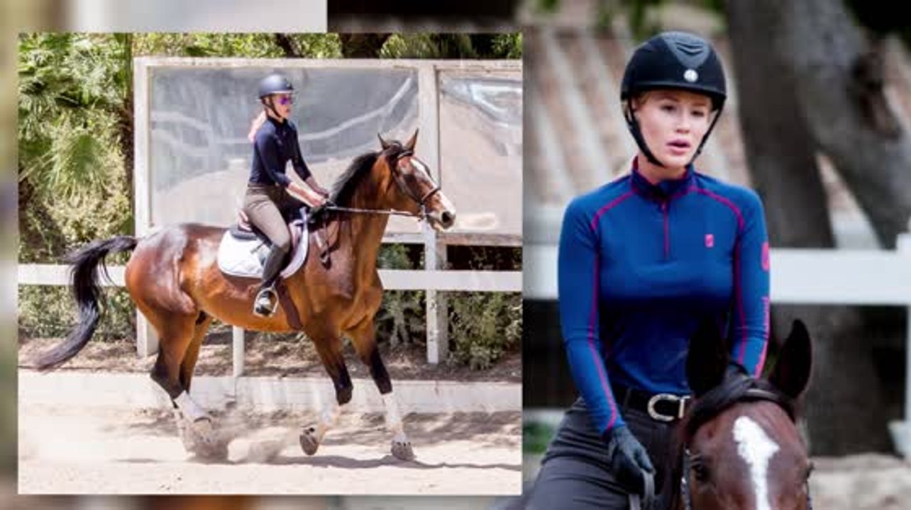 Iggy Azalea monte à cheval pour se débarrasser...