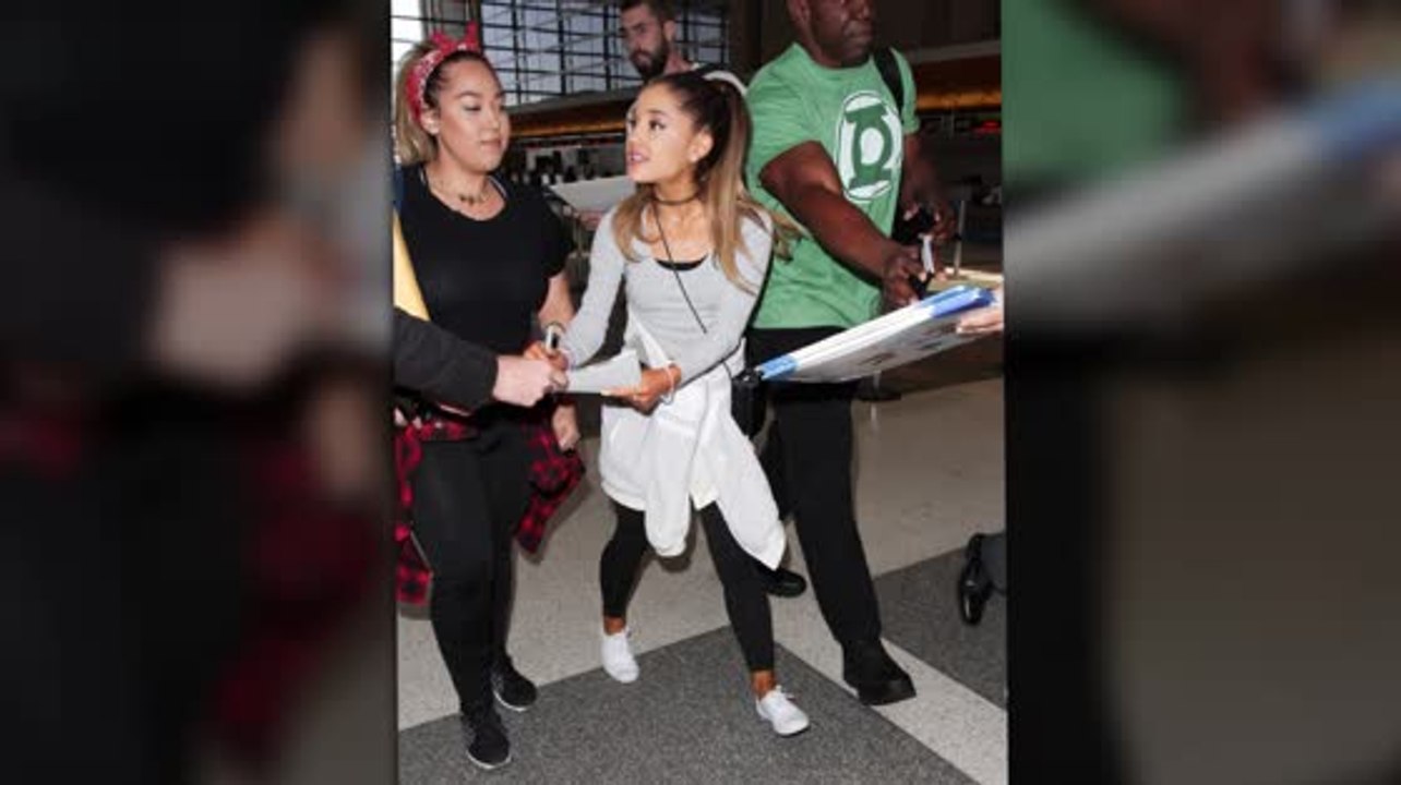 Die frisch getrennte ariana grande sieht glücklich aus