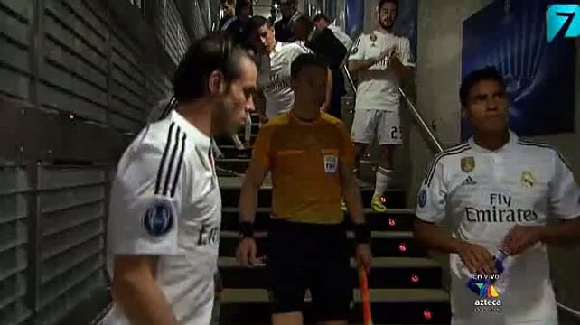 Cristiano Ronaldo Change his Boots before the start of the 2nd half - Real Madrid vs Juventus 13.05.2015