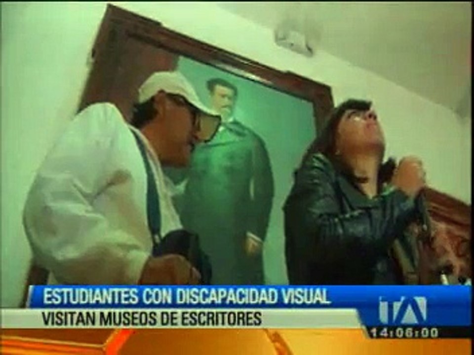 Estudiantes con discapacidad visual vivitan museos de escritores en Ambato