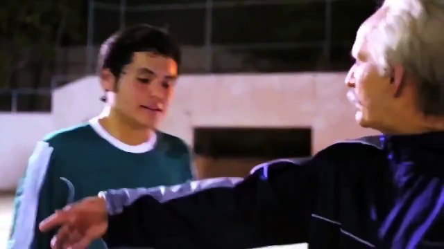 Futbol sihirbazi yasli adam kiligina girerse HD